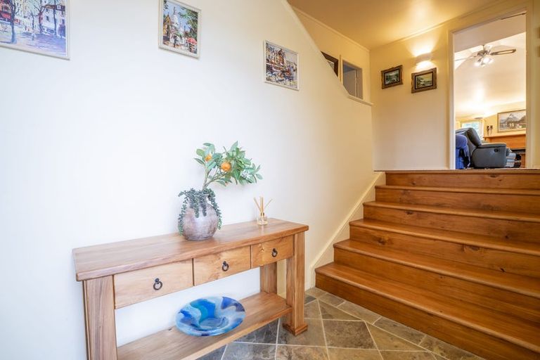 Photo of property in 5 Lyndhurst Road, Tawa, Wellington, 5028