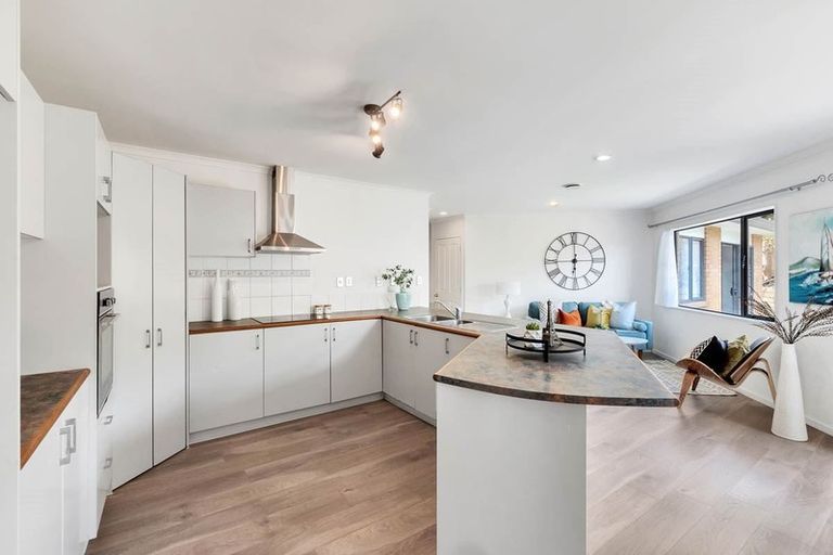 Photo of property in 47 Fleetwood Drive, Henderson, Auckland, 0612