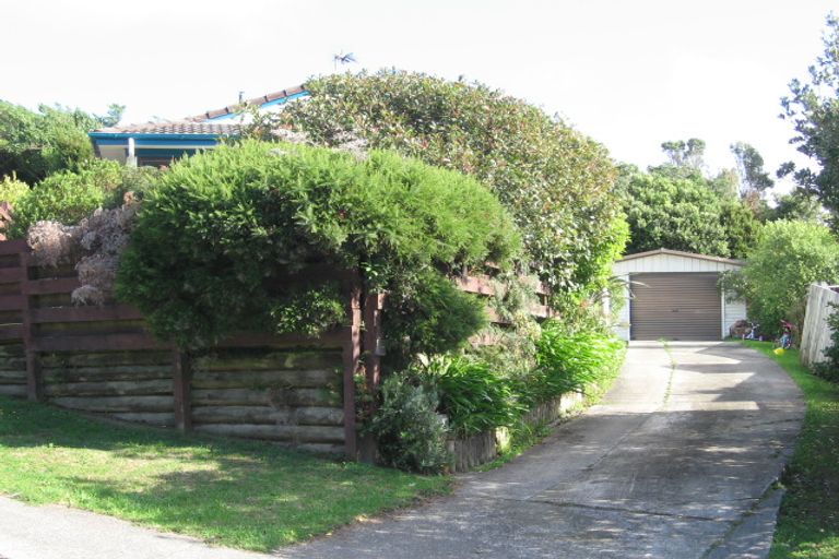 Photo of property in 6 Pimlico Place, Newlands, Wellington, 6037