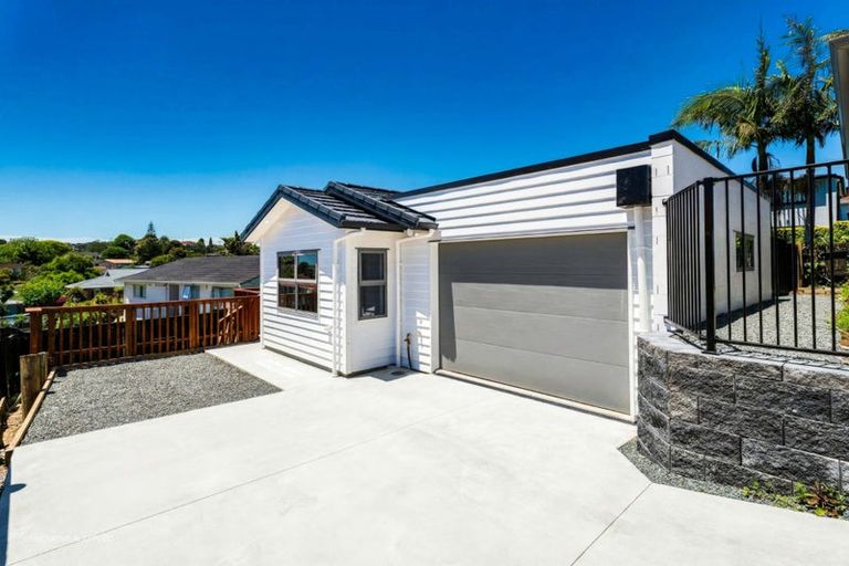 Photo of property in 74b Awaroa Road, Sunnyvale, Auckland, 0612
