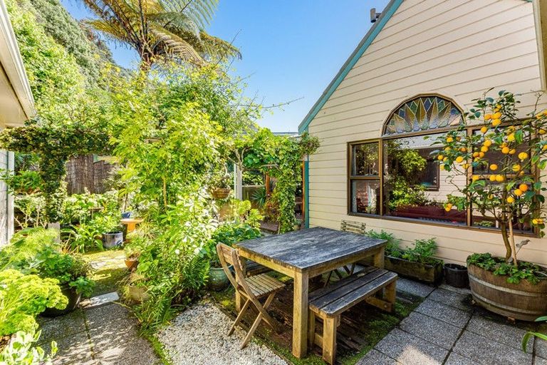 Photo of property in 146 Breaker Bay Road, Breaker Bay, Wellington, 6022