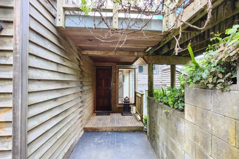 Photo of property in 1 Maramanui Way, Karaka Bays, Wellington, 6022