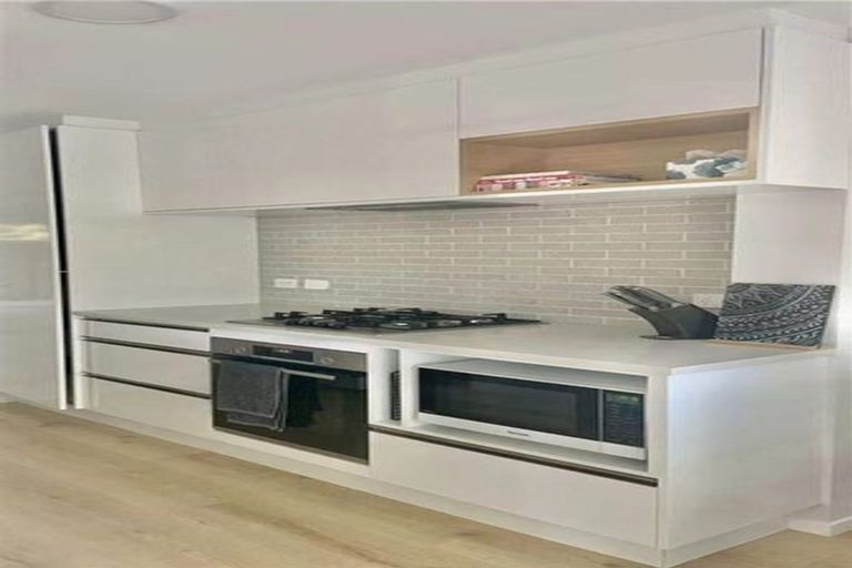 Photo of property in 24a Lyons Avenue, Murrays Bay, Auckland, 0630