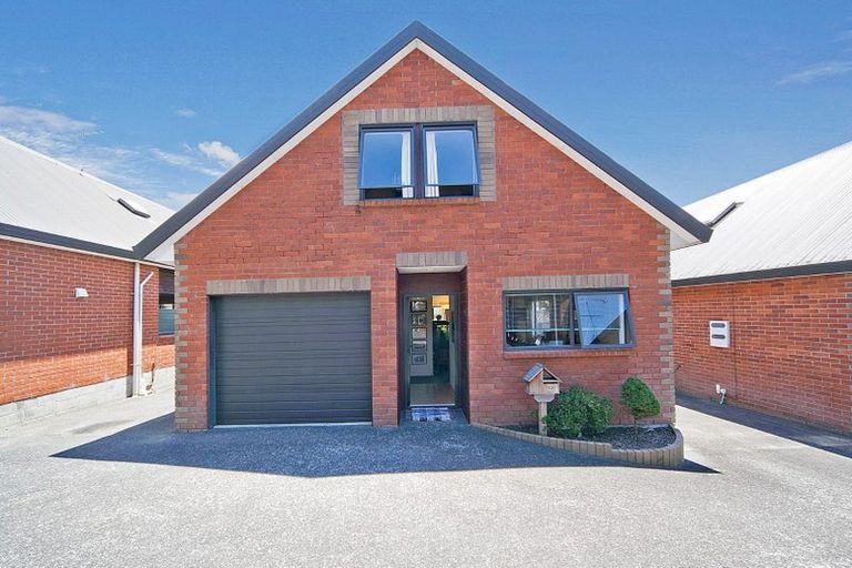 Photo of property in 37 Fields Parade, Oteha, Auckland, 0632