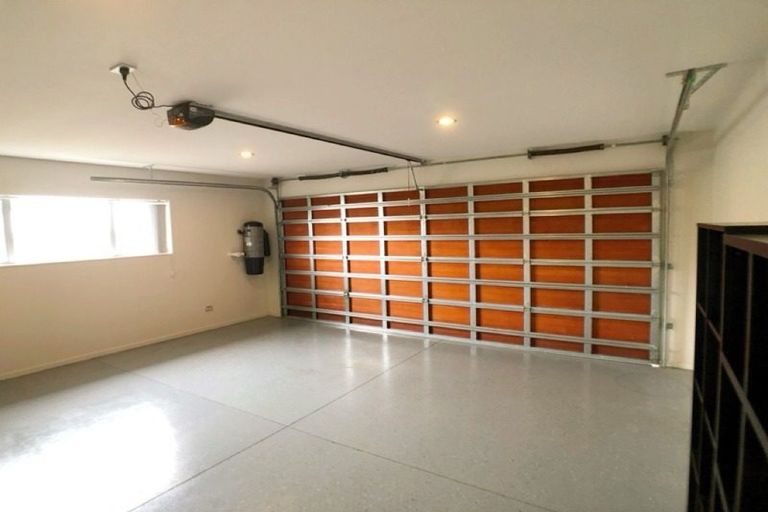 Photo of property in 8 Namsan Close, Fairview Heights, Auckland, 0632