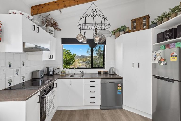 Photo of property in 15 Empressa Heights, Helensville, 0800