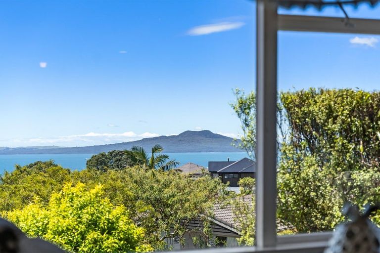 Photo of property in 1/1 Eastcliffe Road, Castor Bay, Auckland, 0620