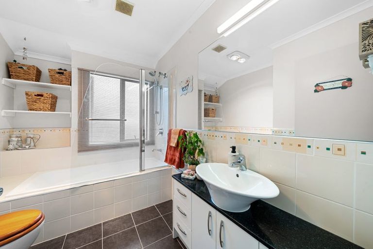 Photo of property in 3 Bezar Place, Flat Bush, Auckland, 2016