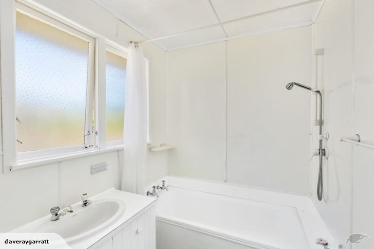 Photo of property in 10 Tania Way, Paparangi, Wellington, 6037