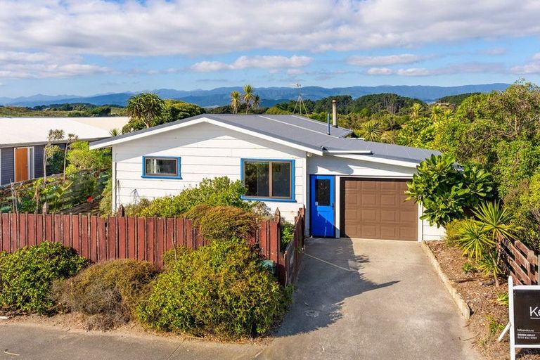 Photo of property in 4 Moana Street, Otaki Beach, Otaki, 5512