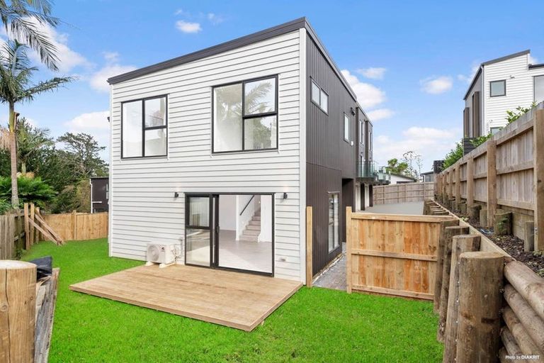 Photo of property in 1/105 Hobsonville Road, West Harbour, Auckland, 0618