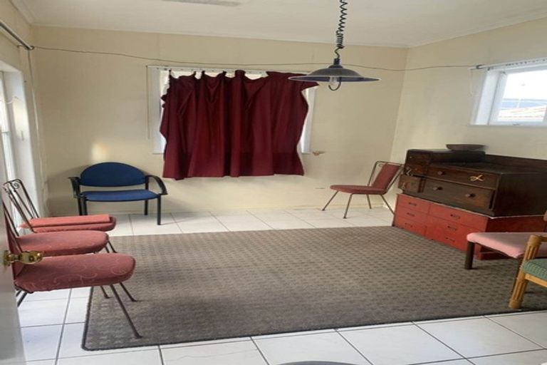 Photo of property in 3170 Great North Road, New Lynn, Auckland, 0600