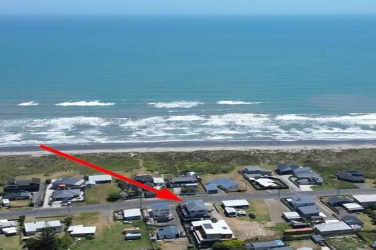 Photo of property in 17 Marine Parade South, Foxton Beach, Foxton, 4815