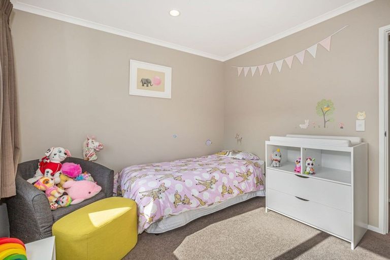 Photo of property in 19b Lyndhurst Road, Tawa, Wellington, 5028