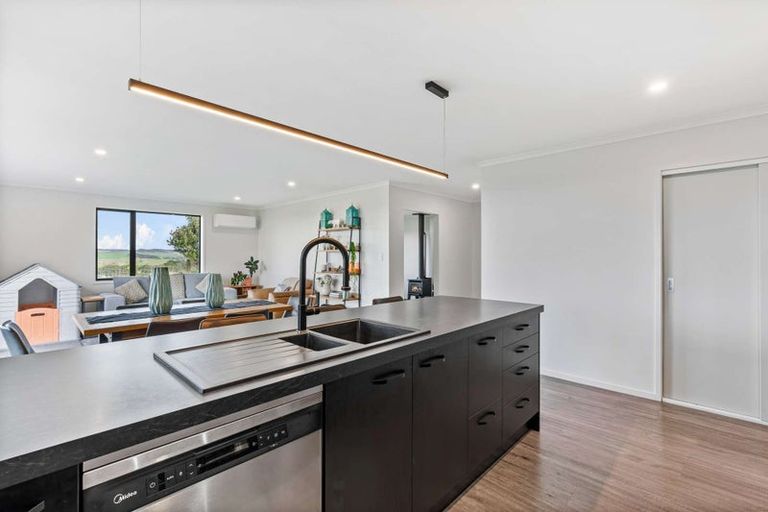 Photo of property in 2712 South Head Road, South Head, Helensville, 0874