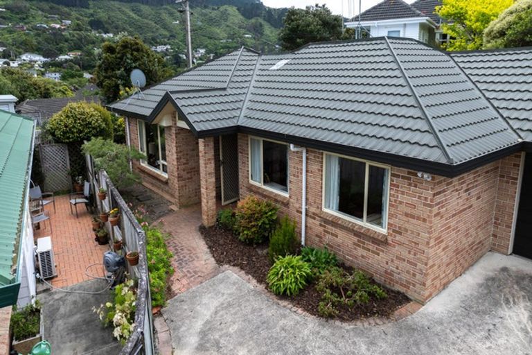 Photo of property in 1b Kereru Bend, Tawa, Wellington, 5028