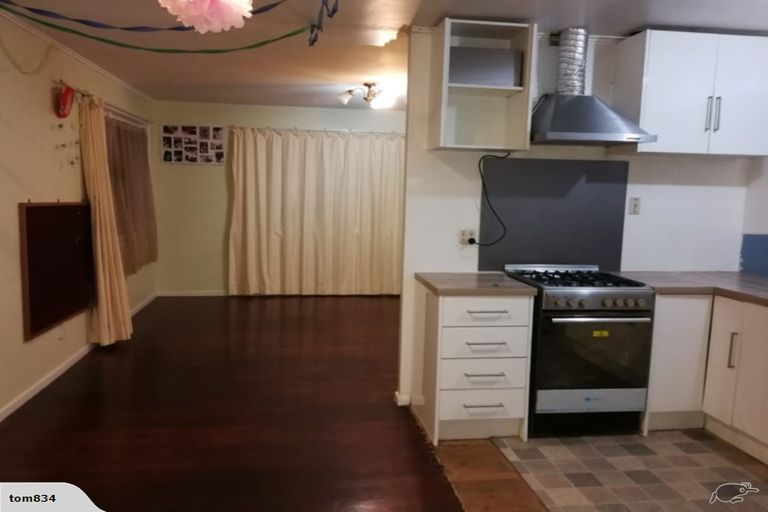 Photo of property in 1b Link Road, Newlands, Wellington, 6037