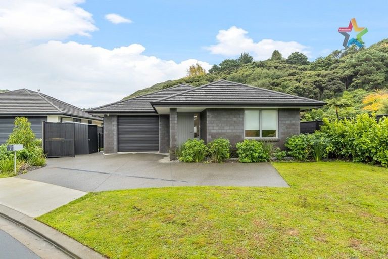Photo of property in 2 Mooring Close, Whitby, Porirua, 5024