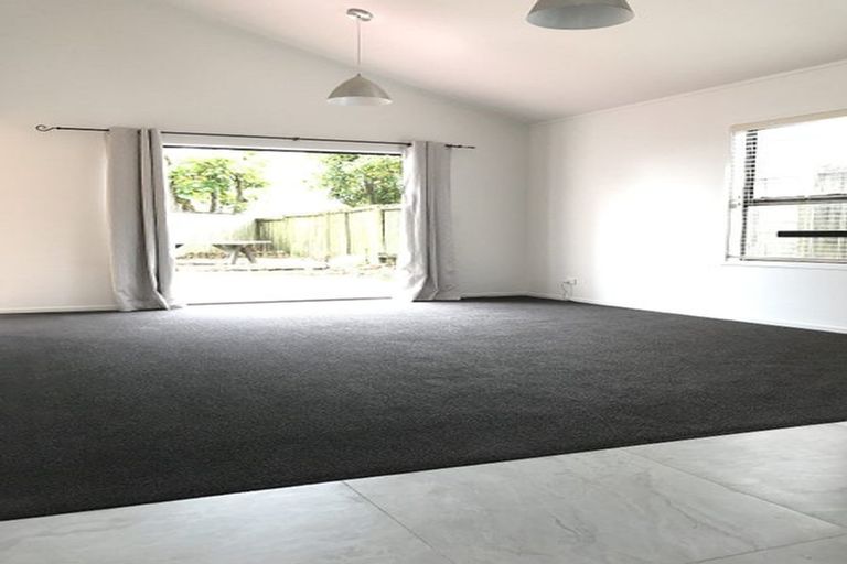 Photo of property in 1/19 Tree View Avenue, Glenfield, Auckland, 0629