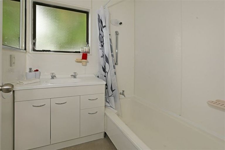 Photo of property in 122a Colwill Road, Massey, Auckland, 0614