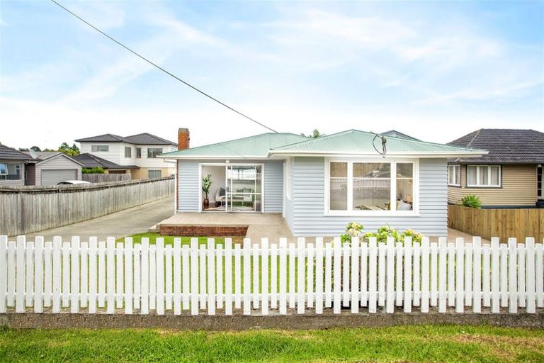 Photo of property in 18 Karamu Street, Te Atatu Peninsula, Auckland, 0610