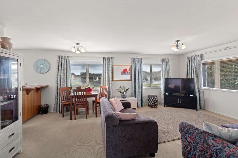 Photo of property in 22 Norfolk Rise, Waiuku, 2123
