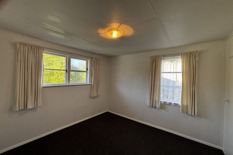 Photo of property in 22 Banks Street, Marfell, New Plymouth, 4310