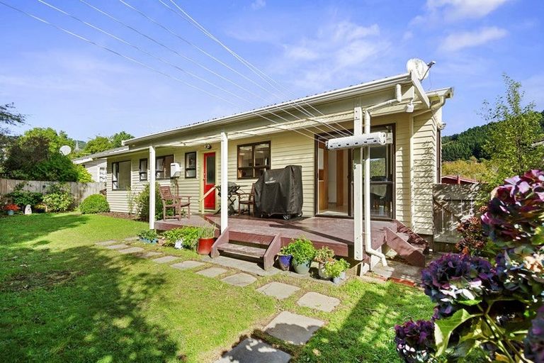 Photo of property in 6 Zande Terrace, Tawa, Wellington, 5028