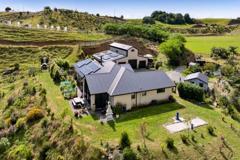 Photo of property in 2 Te Ara Karoiroa Road, 4374