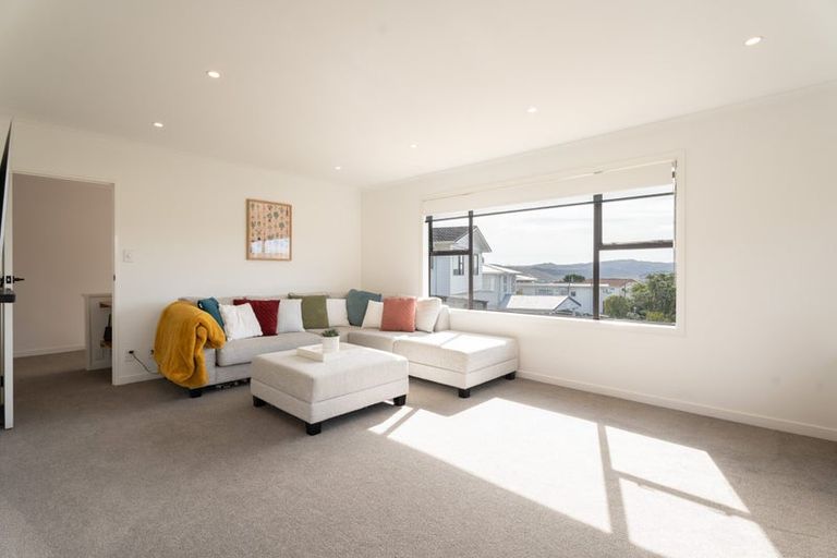 Photo of property in 8 Hillview Crescent, Paparangi, Wellington, 6037