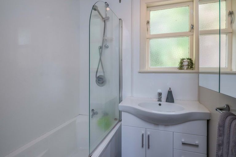 Photo of property in 123 Newlands Road, Newlands, Wellington, 6037