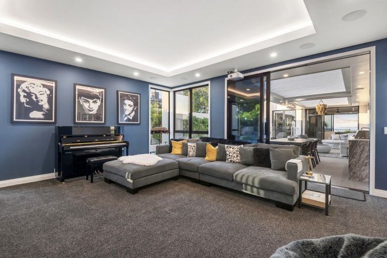 Photo of property in 90 Marine Parade, Mellons Bay, Auckland, 2014