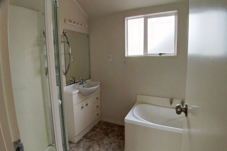 Photo of property in 10 Granville Drive, Massey, Auckland, 0614