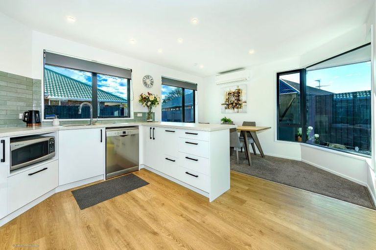 Photo of property in 2/32 Anglesea Avenue, Parklands, Christchurch, 8083