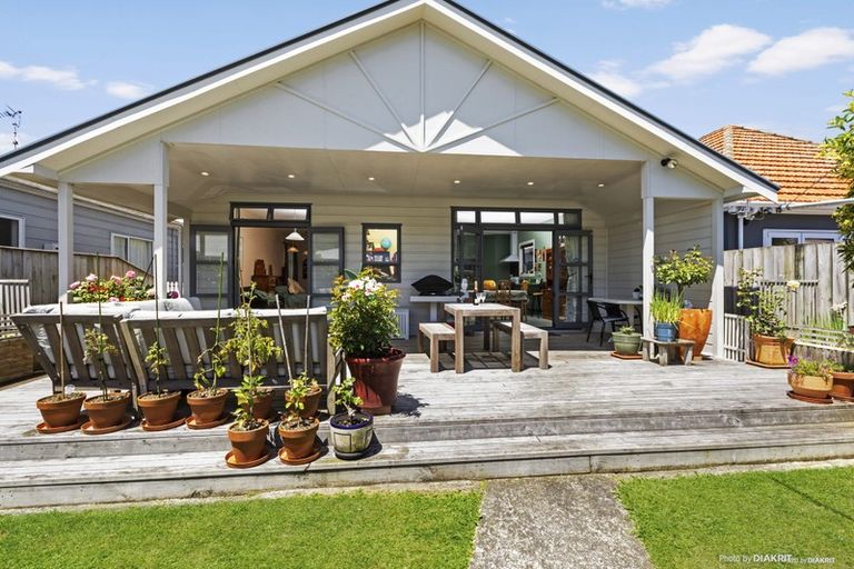 Photo of property in 288 The Parade, Island Bay, Wellington, 6023