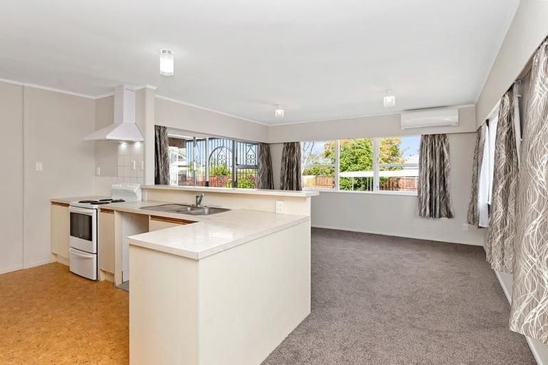 Photo of property in 27 Mackenzie Street, Te Atatu South, Auckland, 0610