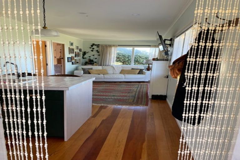 Photo of property in 34 North Piha Road, Piha, New Lynn, 0772
