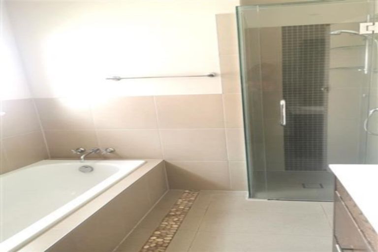 Photo of property in 14 La Trobe Street, Pakuranga Heights, Auckland, 2010