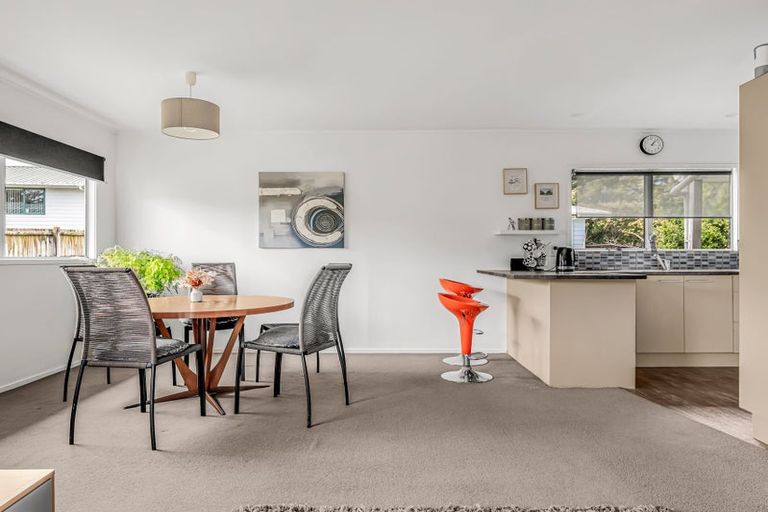 Photo of property in 3 Buisson Glade, West Harbour, Auckland, 0618