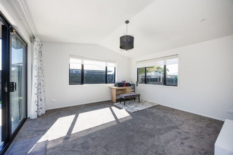 Photo of property in 6 Ivy Lane, Kelvin Grove, Palmerston North, 4414