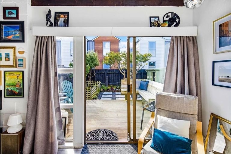 Photo of property in 20f5 Frankmoore Avenue, Johnsonville, Wellington, 6037