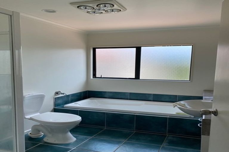 Photo of property in 8a Fiesta Drive, Half Moon Bay, Auckland, 2012