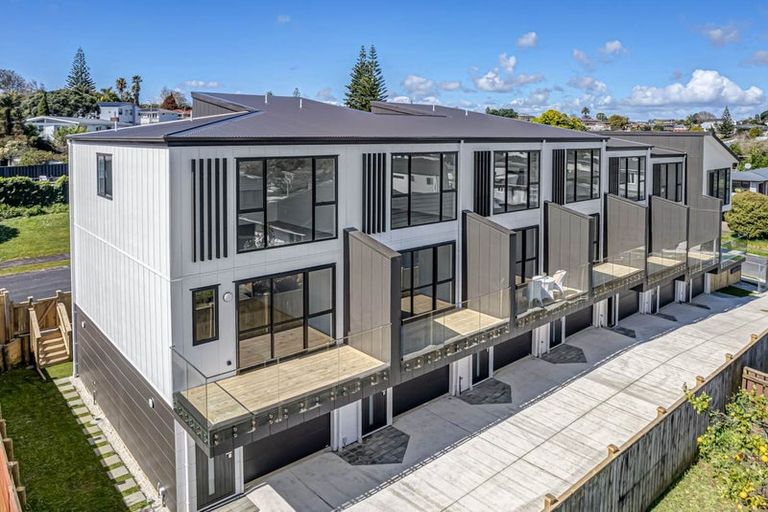 Photo of property in 27 Carole Crescent, Pakuranga, Auckland, 2010