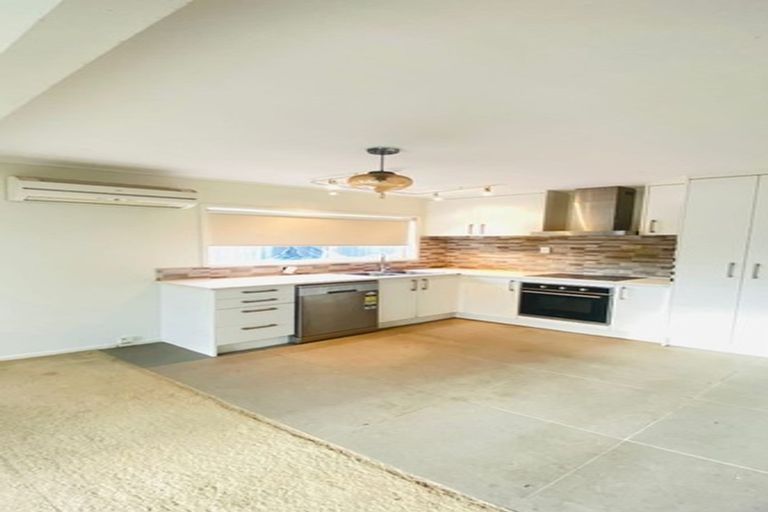 Photo of property in 2 Caspian Close, New Lynn, Auckland, 0600
