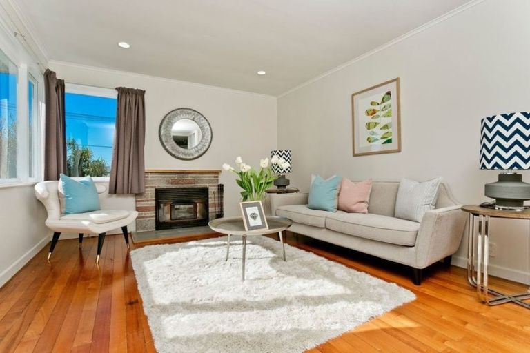 Photo of property in 962 East Coast Road, Northcross, Auckland, 0632