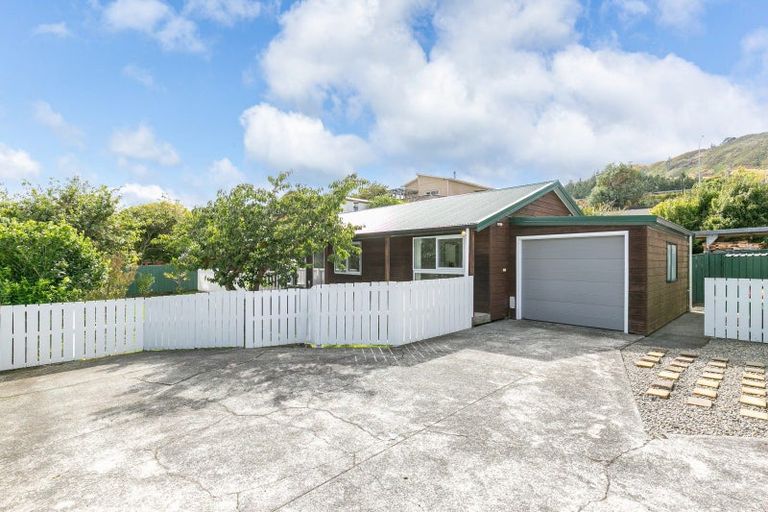 Photo of property in 21 Mexted Terrace, Tawa, Wellington, 5028