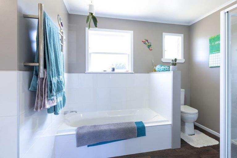 Photo of property in 2 Saint Johns Avenue, Tuakau, 2121