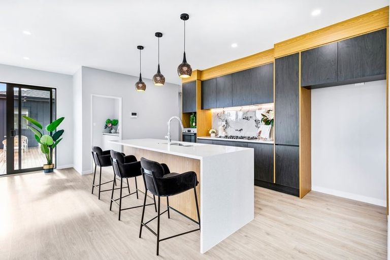 Photo of property in 63 Mcindoe Road, Kumeu, 0810