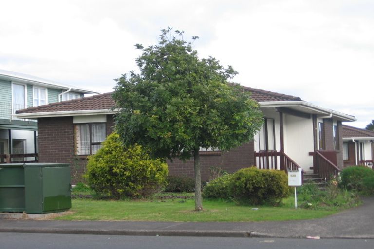 Photo of property in 2/122 Waimumu Road, Massey, Auckland, 0614