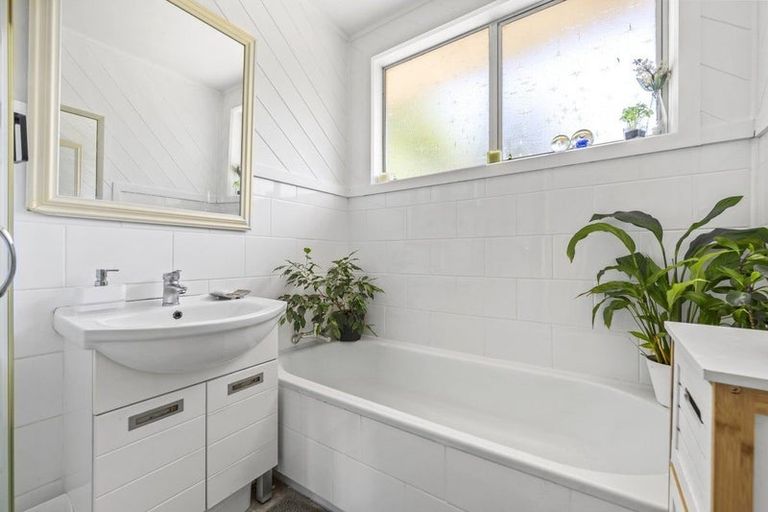 Photo of property in 13 Helleur Road, Massey, Auckland, 0614